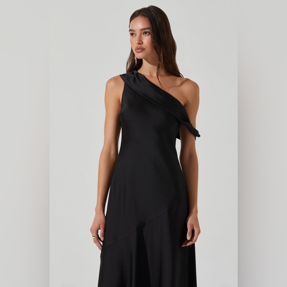 ASTR The Label Orissa Satin Off Shoulder Dress - Picture 6 of 9
